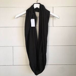 Beyond Yoga infinity scarf athletic pocket NWT